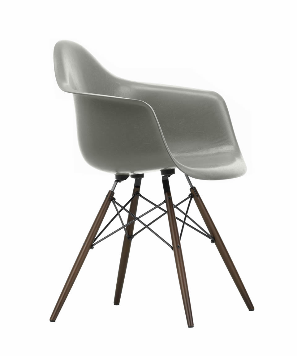 Eames Fiberglass Armchair DAW