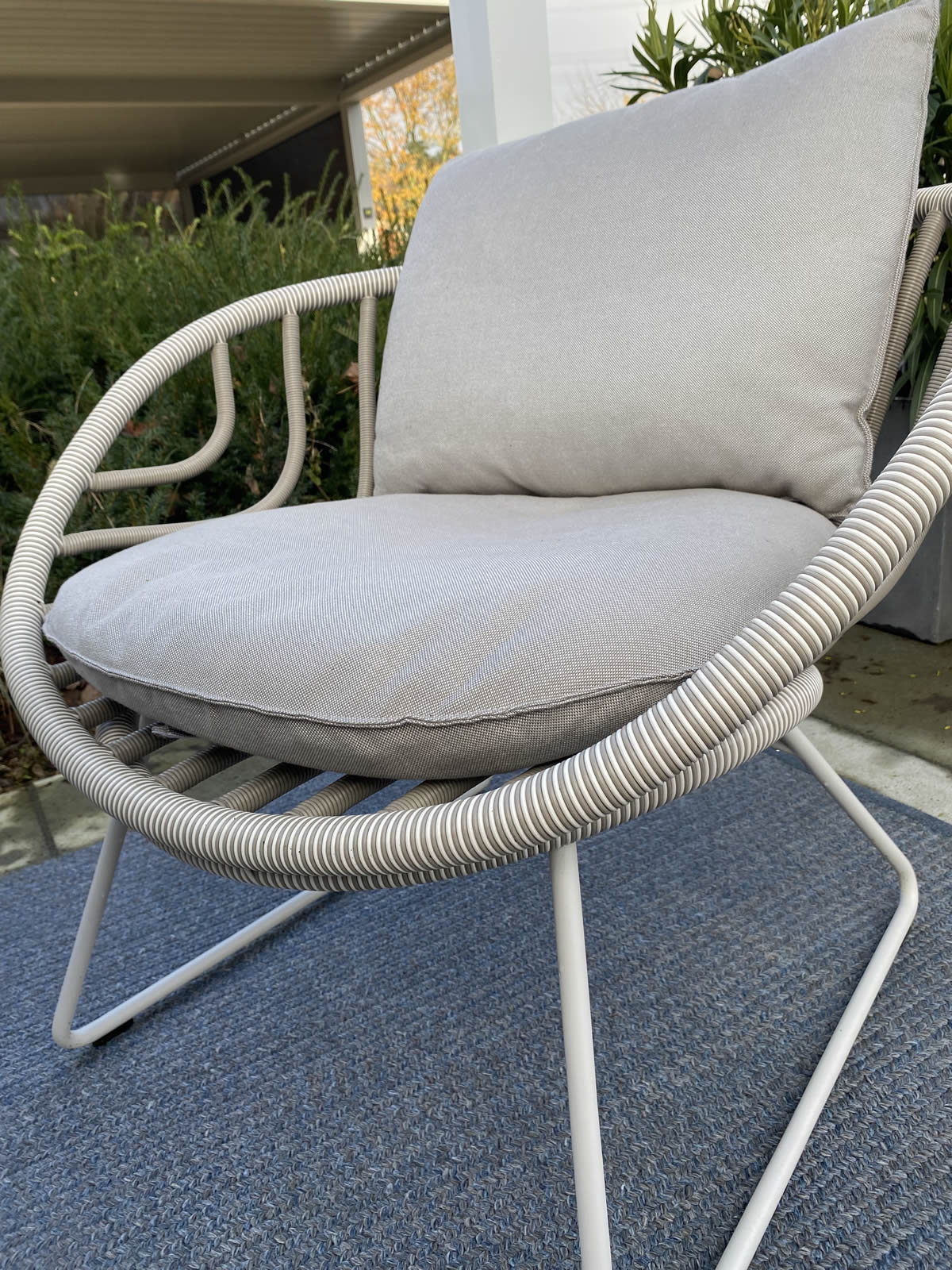 Lounge Chair Kida + Hocker + Tisch Satellite Ausstellungsstück