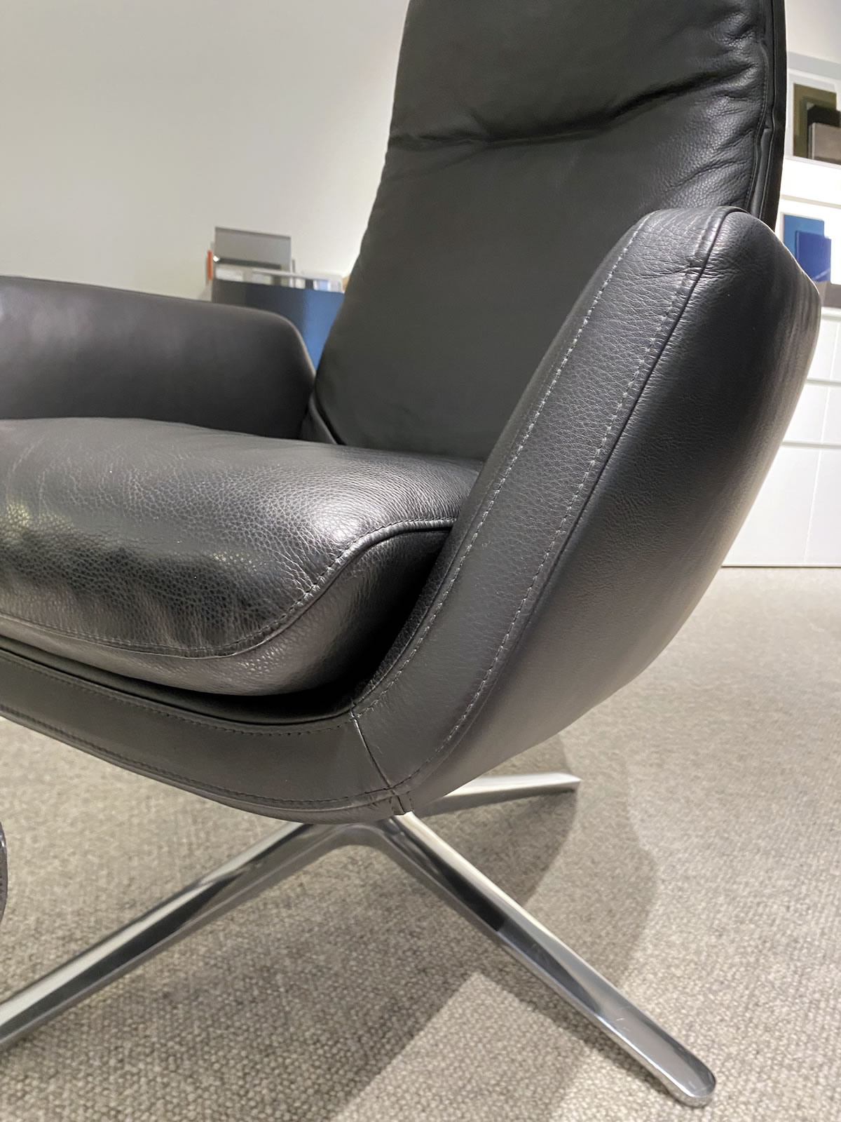 Drehsessel + Hocker Cordia Leder schwarz 8720-8721 Ausstellungsstück