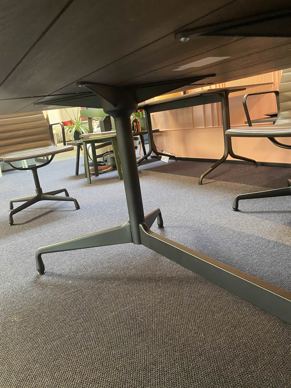 Segmented Table Ausstellungsstück