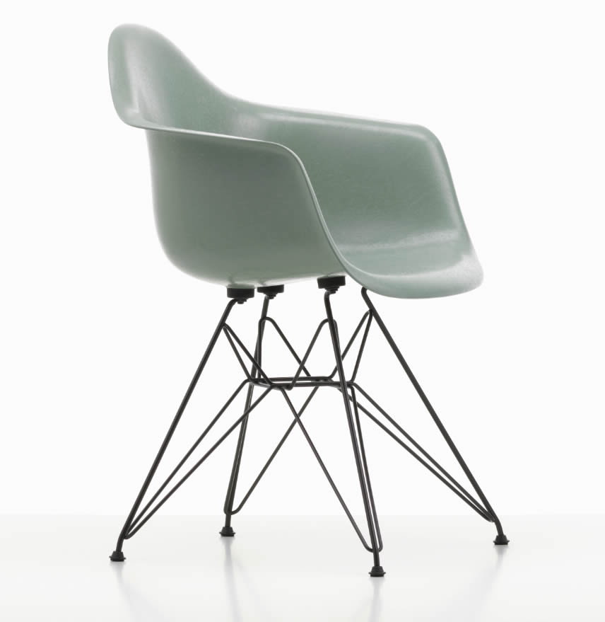 Eames Fiberglass Armchair DAR