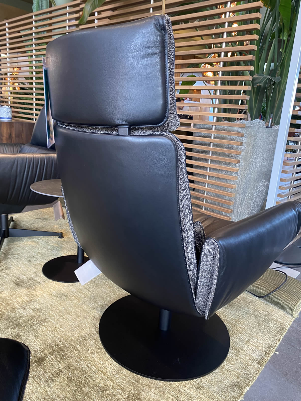 Sessel Cado mit Hocker und Beistelltisch Disc Ausstellungsstück