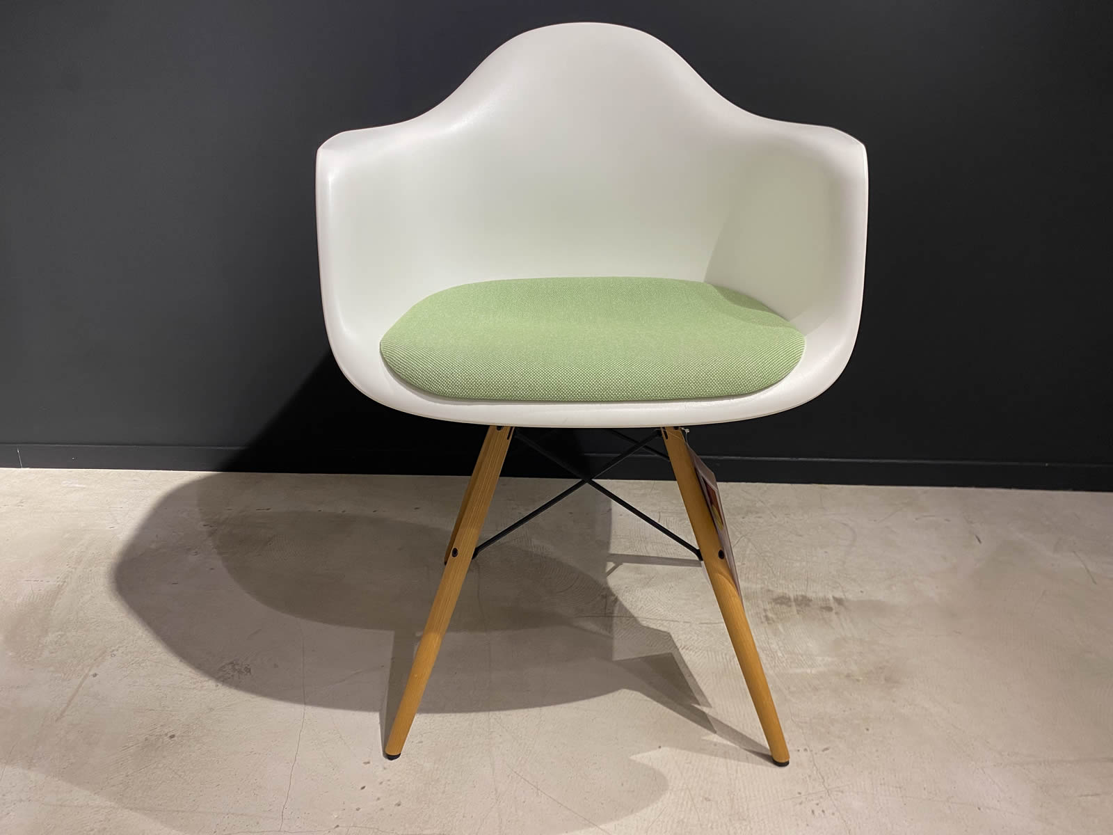Eames DAW Armlehnstuhl 8231 Ausstellungsstück