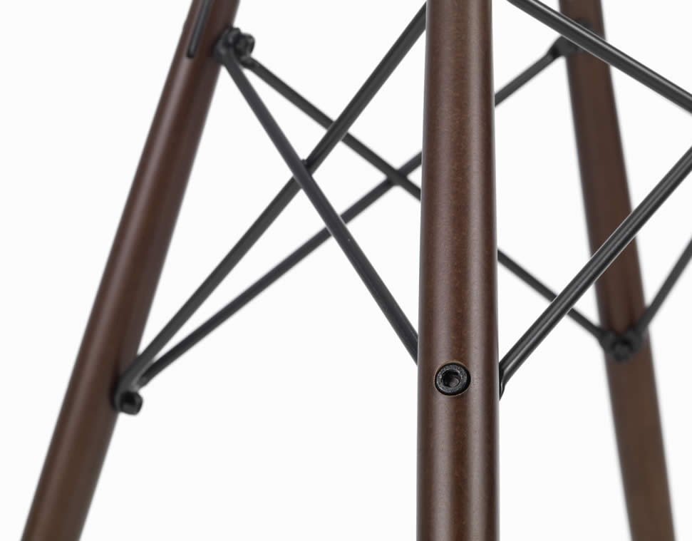 Eames Fiberglass Armchair DAW