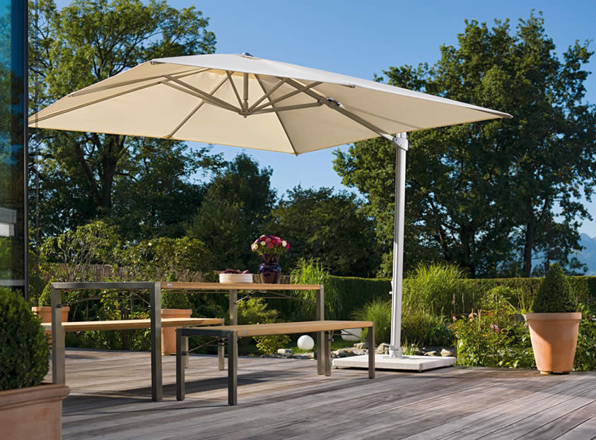 Freiarmschirm mit Bodenplatte