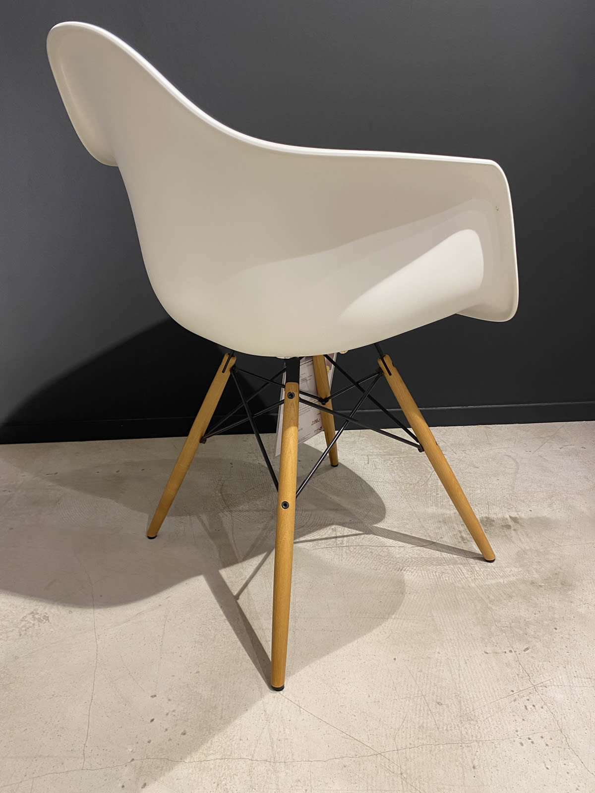 Eames DAW Armlehnstuhl 8231 Ausstellungsstück
