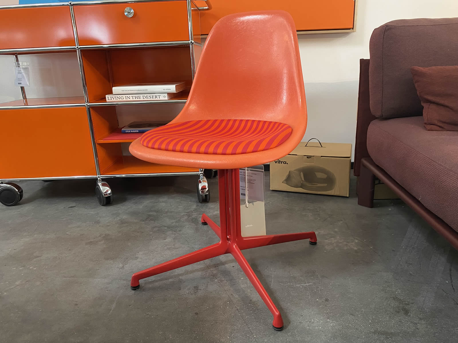 Eames Fiberglas La Fonda 18287 Ausstellungsstück