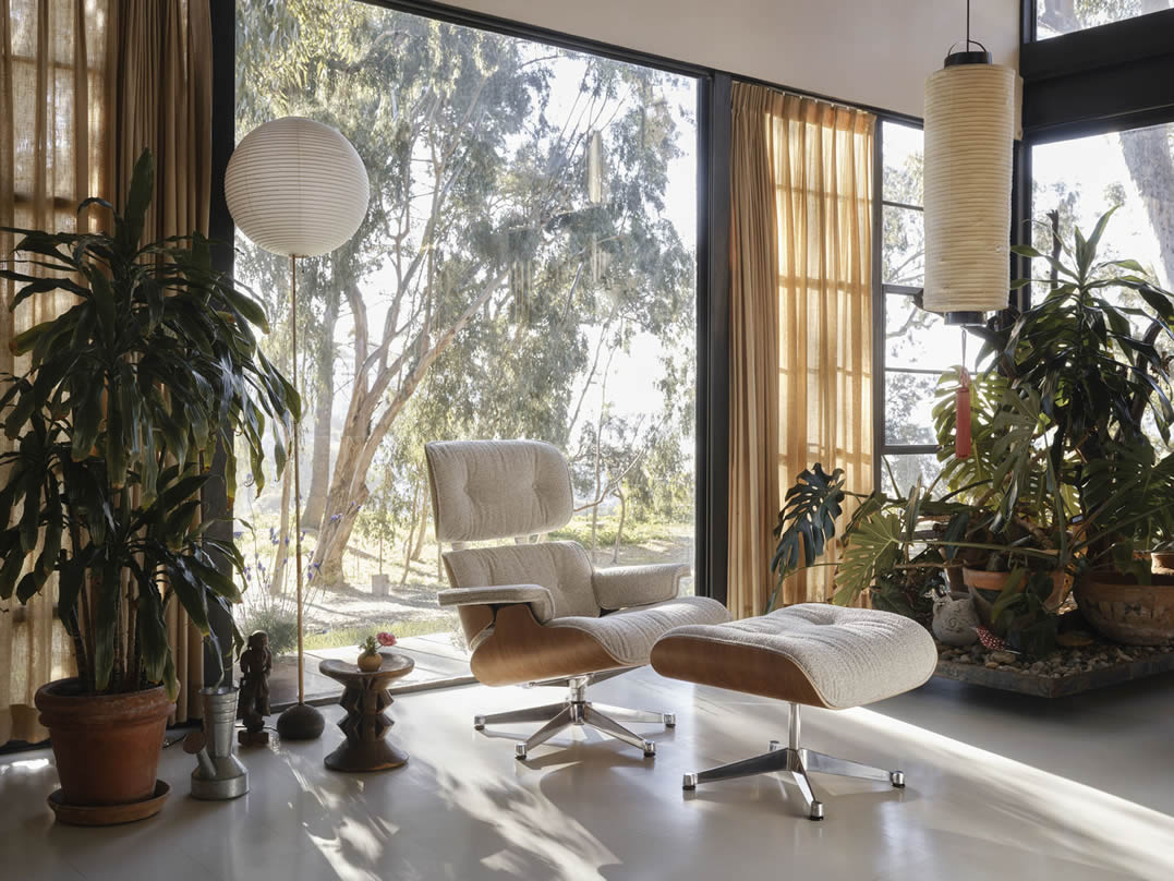 Eames Lounge Chair mit Ottoman Kirschbaum Stoff Nubia
