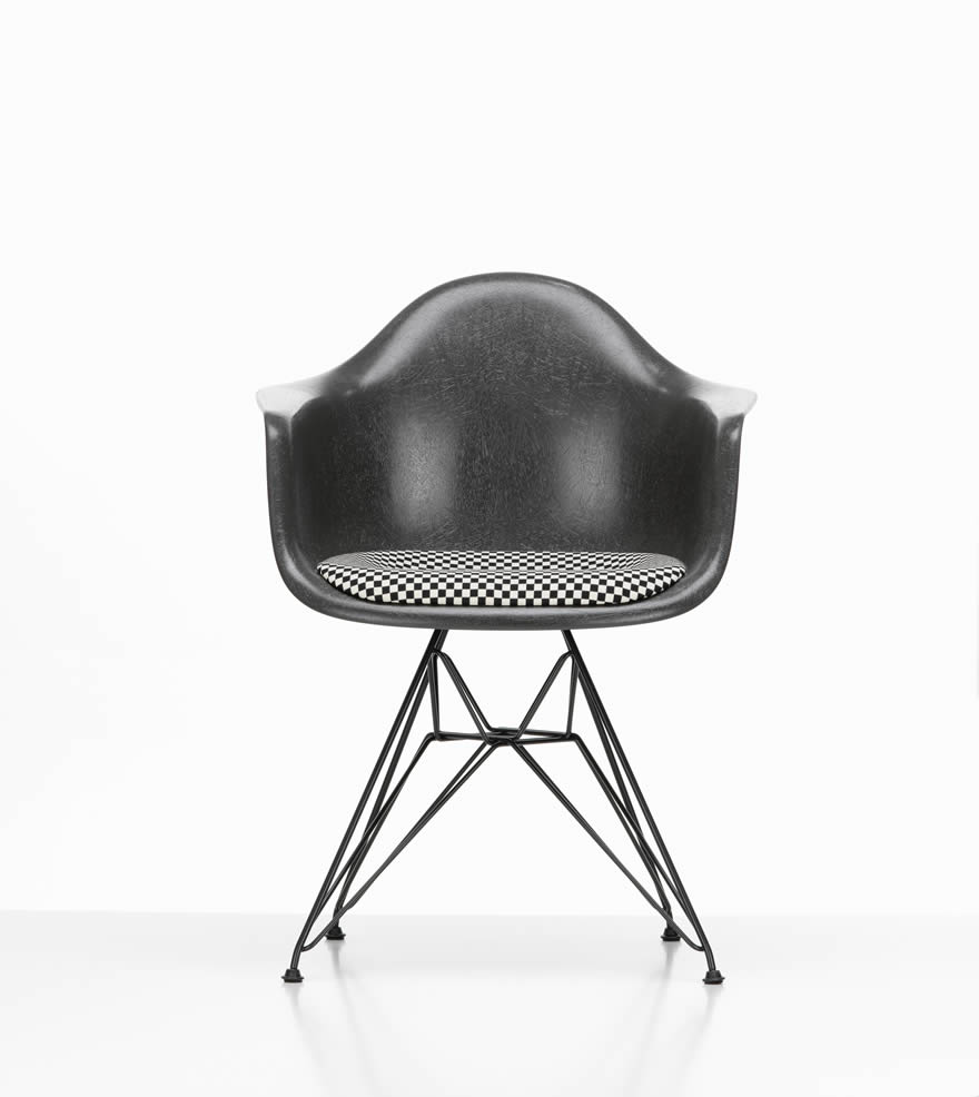 Eames Fiberglass Armchair DAR mit Sitzkissen