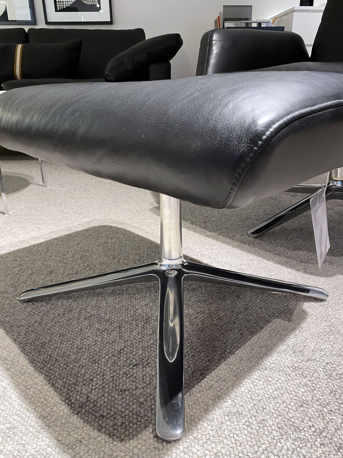 Drehsessel + Hocker Cordia Leder schwarz 8720-8721 Ausstellungsstück