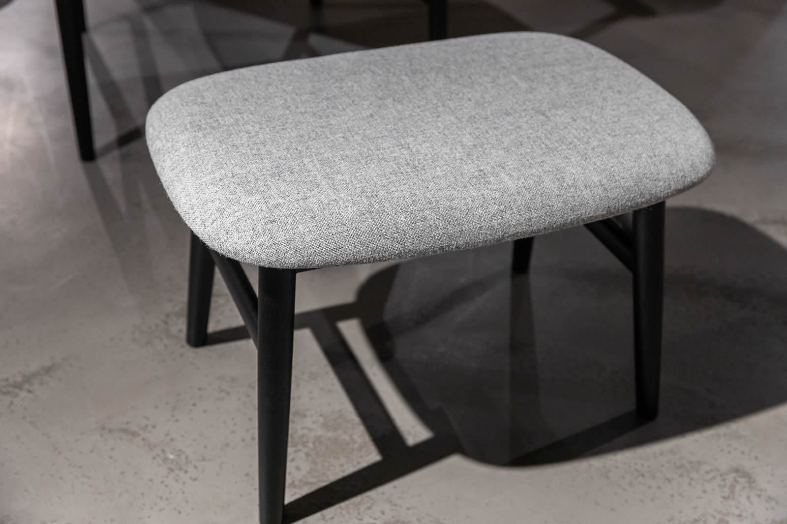 Sessel Kamuy mit Hocker Ausstellungsstück