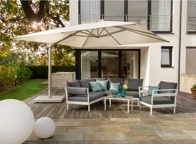 Freiarmschirm mit Bodenplatte