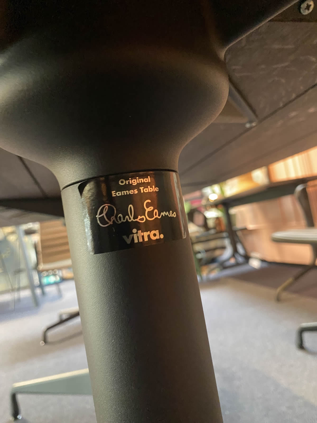 Segmented Table Ausstellungsstück