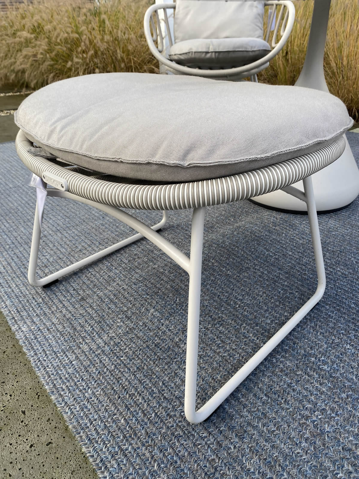 Lounge Chair Kida + Hocker + Tisch Satellite Ausstellungsstück