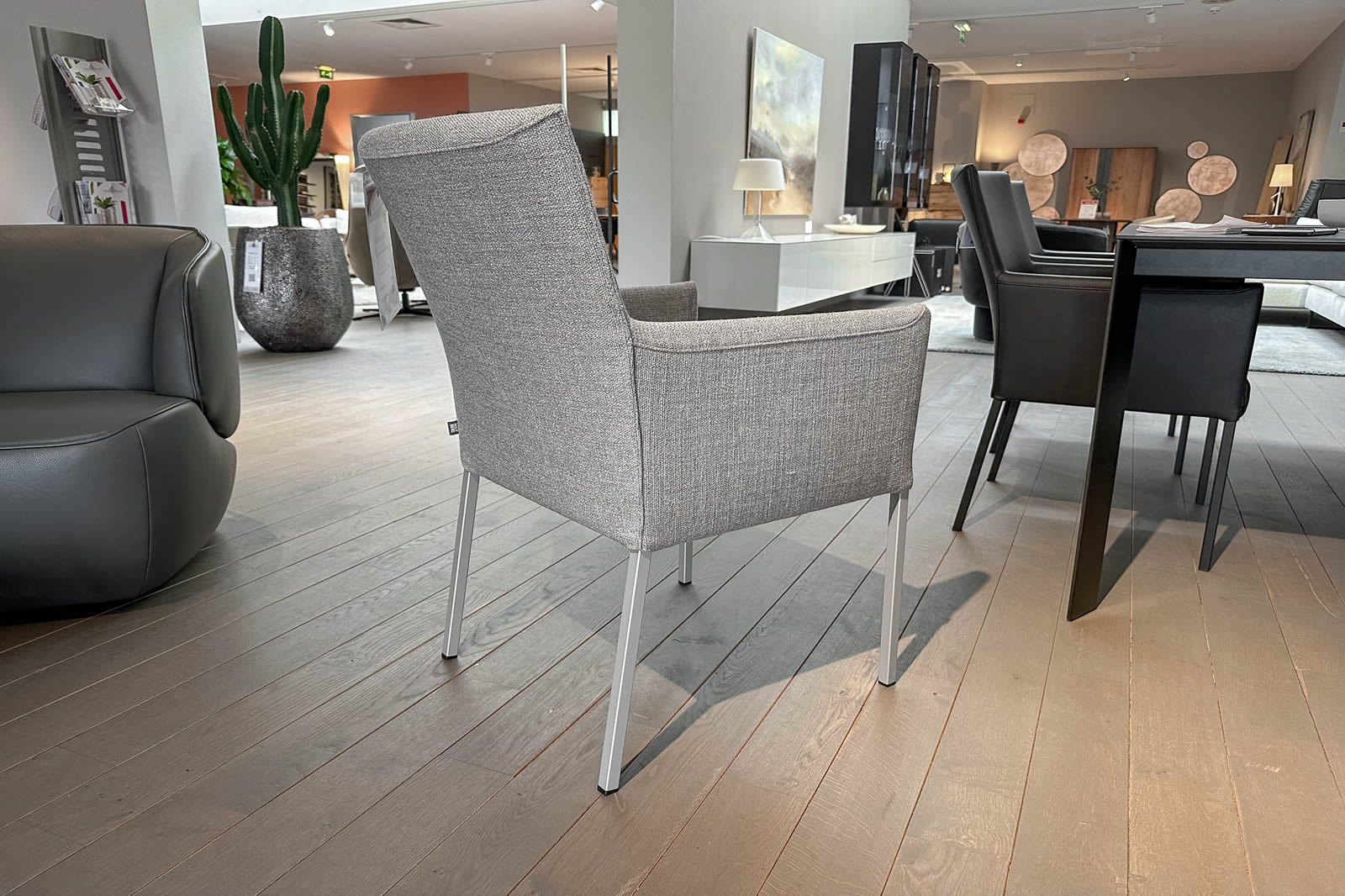 Stuhl mit Armlehnen 652 11951 Ausstellungsstück