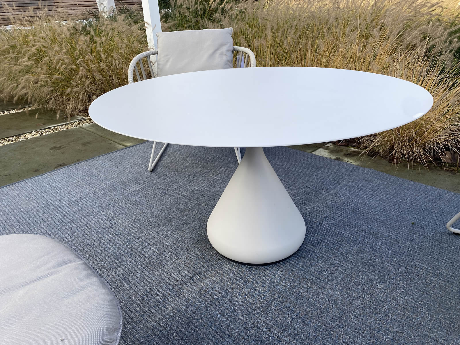 Lounge Chair Kida + Hocker + Tisch Satellite Ausstellungsstück