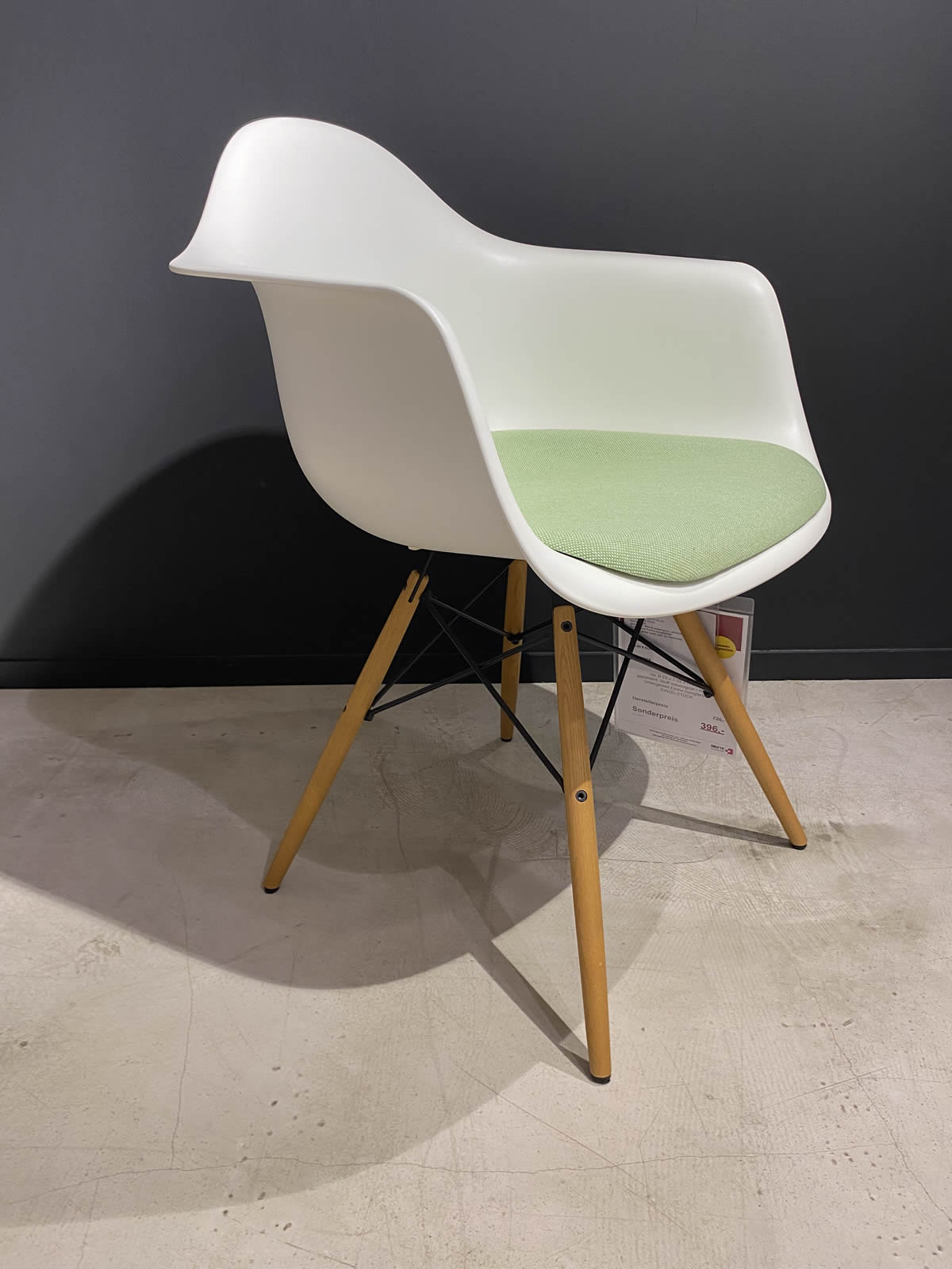 Eames DAW Armlehnstuhl 8231 Ausstellungsstück