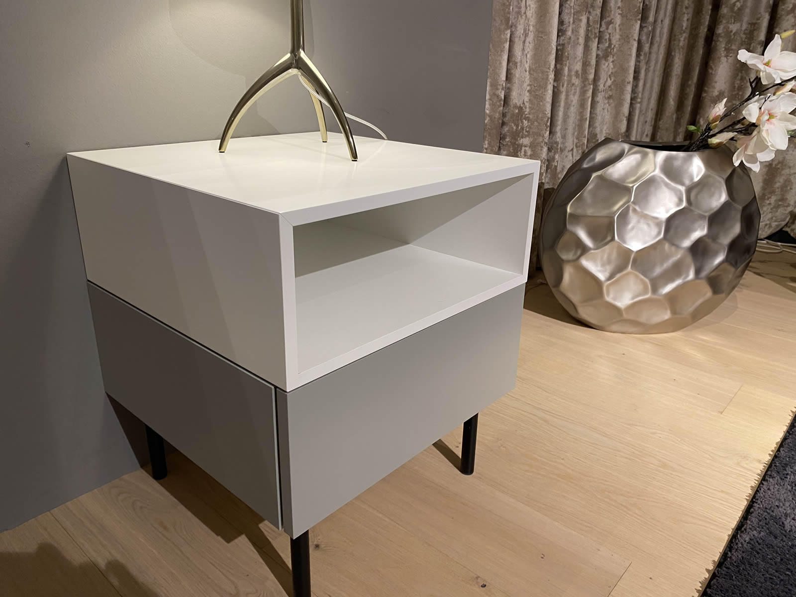 Nachtkonsole Tavi 17733 Ausstellungsstück