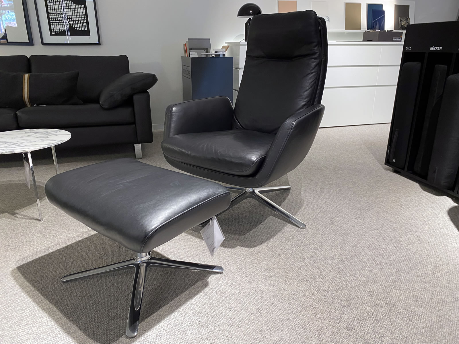Drehsessel + Hocker Cordia Leder schwarz 8720-8721 Ausstellungsstück