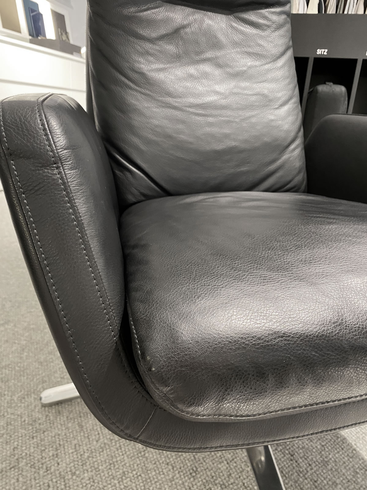 Drehsessel + Hocker Cordia Leder schwarz 8720-8721 Ausstellungsstück
