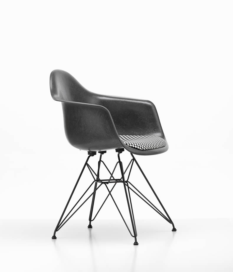 Eames Fiberglass Armchair DAR mit Sitzkissen