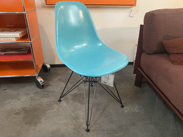 Vitra Fiberglass Side Chair DSR 16882 turquoise Limited Edition Ausstellungsstück