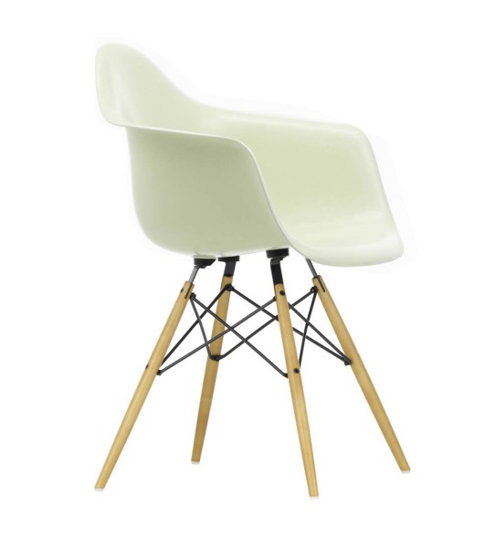 Eames Fiberglass Armchair DAW